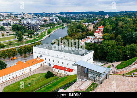 Vista del vecchio Vilnius da Gediminas Tower. Vilnius, Contea di Vilnius, Lituania, paesi baltici, Europa. Foto Stock