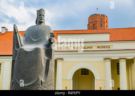 Monumento al Re Mindaugas è situato nella parte anteriore del Museo Nazionale della Lituania. Vilnius, Contea di Vilnius, Lituania, paesi baltici, Europa. Foto Stock