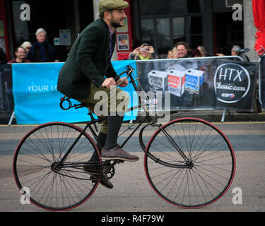 Concorrente su una vecchia bicicletta di sicurezza vicino alla linea di finitura Madeira Drive su Londra a Brighton Veteran Car run 4 Novembre 2018 Foto Stock