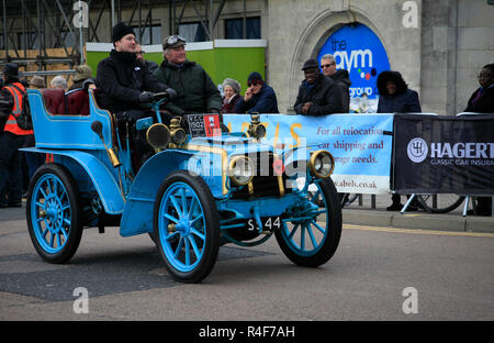 Concorrente vicino alla linea di finitura Madeira Drive su Londra a Brighton Veteran Car run 4 Novembre 2018 Foto Stock