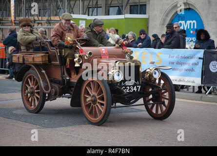 Concorrente vicino alla linea di finitura Madeira Drive su Londra a Brighton Veteran Car run 4 Novembre 2018 Foto Stock