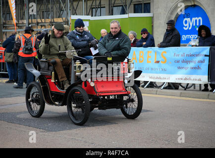 Concorrente vicino alla linea di finitura Madeira Drive su Londra a Brighton Veteran Car run 4 Novembre 2018 Foto Stock
