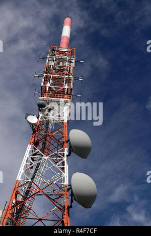 Torre di telecomunicazioni con diversi tipi di antenne Foto Stock