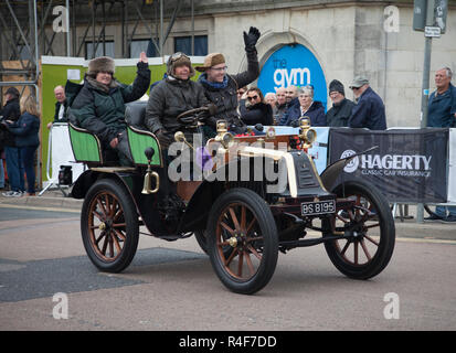 Concorrente vicino alla linea di finitura Madeira Drive su Londra a Brighton Veteran Car run 4 Novembre 2018 Foto Stock