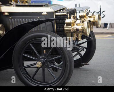 Concorrente vicino alla linea di finitura Madeira Drive su Londra a Brighton Veteran Car run 4 Novembre 2018 Foto Stock