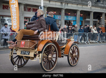 Concorrente vicino alla linea di finitura Madeira Drive su Londra a Brighton Veteran Car run 4 Novembre 2018 Foto Stock