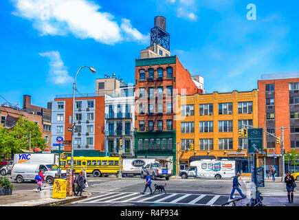 La città di New York, USA, maggio 2018, scena urbana a Bowery & Bleecker Street, nell'East Village di Manhattan Foto Stock