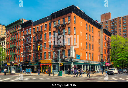 La città di New York, USA, maggio 2018, scena urbana all'angolo del primo Avenue e la prima strada nell'East Village di Manhattan, Foto Stock