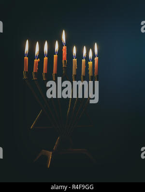 Candele colorate lite sulla tradizionale argento Hanukkah menorah Foto Stock