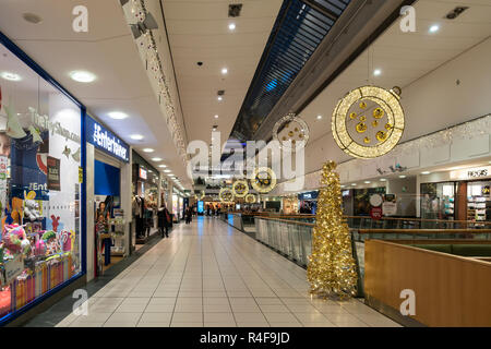Una sezione di Buchan gallerie centro commerciale per lo shopping nel centro di Glasgow, Scozia, decorato per il Natale. Il negozio di ancoraggio, John Lewis, è al lontano si Foto Stock