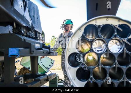 Un membro di attacco 1° Battaglione di ricognizione, 82a combattere la Brigata Aerea del team di armamento, conduce una ispezione di routine di un AH-64D Apache prima di un antenna gunnery esercitazione a Fort A.P. Hill, Virginia, 24 ottobre. Foto Stock