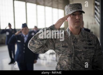 Tech. Sgt. William Marx, XXI Operations Support Squadron, saluta come la Air Force Space Command modifica del comando cerimonia inizia, 25 ottobre 2016 presso la Base Aerea Peterson, Colo. gen. John Raymond, precedentemente il Vice Capo del personale per le operazioni, sede Air Force, ha assunto la carica di AFSPC durante la cerimonia. Foto Stock