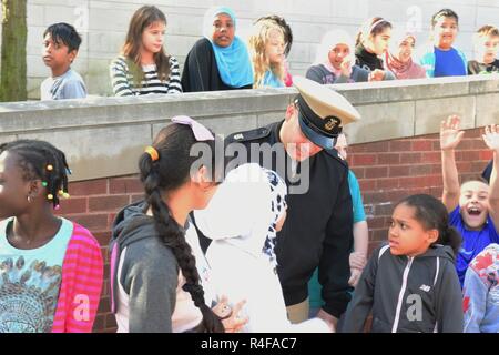 WINDSOR, Ontario (ott. 24, 2016) Master Chief Ruben Diaz, il comando master chief di Littoral Combat Ship USS Detroit (LCS 7), le risposte alle domande poste da gli studenti della scuola elementare al generale Brock scuola pubblica in Windsor, Ontario. Velisti assegnati a Detroit ha visitato classi della scuola elementare, rispondendo alle domande circa la vita marina e le funzionalità del recente commissionato USS Detroit. Detroit è stato commissionato il 22 ottobre 2016. Foto Stock