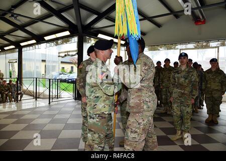 (Da sinistra) Lt. Col. Dylan Randazzo, comandante della 307th Intelligenza militare battaglione, riceve l'azienda guidon da Capt. Lawrence P. Lyons, ex Bravo Company commander, Ott 24, 2016 durante la modifica del comando cerimonia alla Caserma Ederle a Vicenza, Italia. Foto Stock