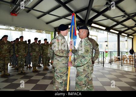 (Da sinistra) Capt. Lacey C. Enyart, Bravo Company commander, riceve l'azienda guidon dal Lt. Col. Dylan Randazzo, comandante della 307th Intelligenza militare battaglione, Ott 24, 2016 durante la modifica del comando cerimonia alla Caserma Ederle a Vicenza, Italia. Foto Stock