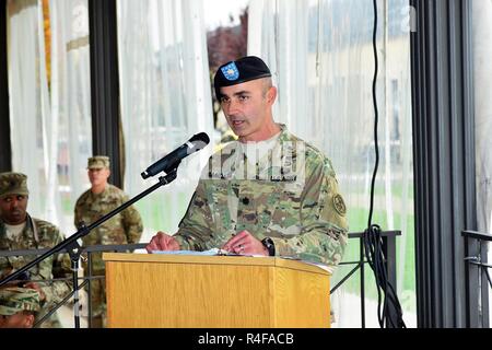 Lt. Col. Dylan Randazzo, 307th Intelligenza militare comandante del battaglione, indirizzi partecipanti Ott 24, 2016 durante un cambio del comando cerimonia per il bravo società presso Caserma Ederle a Vicenza, Italia. Foto Stock