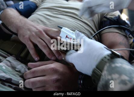 Misssissippi esercito nazionale Guard Sgt. Richard Smith, Golf Company, 1° Battaglione, 168a supporto Generale di Brigata Aerea evacuazione medica unità medic, tratta un paziente simulato a Camp Shelby forze congiunte Training Center, Miss., durante lo sciopero del Sud 17, 25 ottobre 2016. SSTK 17 è una forza totale, multi-service training esercizio ospitato dal Mississippi Air National Guard la Combat Readiness Training Center di Gulfport, Miss., da ott. 24 attraverso nov. 4, 2016. L'esercizio enfatizza la aria-aria, aria-terra e forze per le operazioni speciali opportunità di formazione. Questi eventi sono integrati in Foto Stock