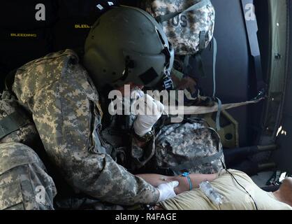 Misssissippi esercito nazionale Guard Sgt. Richard Smith, Golf Company, 1° Battaglione, 168a supporto Generale di Brigata Aerea evacuazione medica unità medic, tratta un paziente simulato a Camp Shelby forze congiunte Training Center, Miss., durante lo sciopero del Sud 17, 25 ottobre 2016. SSTK 17 è una forza totale, multi-service training esercizio ospitato dal Mississippi Air National Guard la Combat Readiness Training Center di Gulfport, Miss., da ott. 24 attraverso nov. 4, 2016. L'esercizio enfatizza la aria-aria, aria-terra e forze per le operazioni speciali opportunità di formazione. Questi eventi sono integrati in Foto Stock