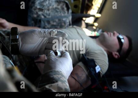 Misssissippi esercito nazionale Guard Sgt. Richard Smith, Golf Company, 1° Battaglione, 168a supporto Generale di Brigata Aerea evacuazione medica unità medic, tratta un paziente simulato a Camp Shelby forze congiunte Training Center, Miss., durante lo sciopero del Sud 17, 25 ottobre 2016. SSTK 17 è una forza totale, multi-service training esercizio ospitato dal Mississippi Air National Guard la Combat Readiness Training Center di Gulfport, Miss., da ott. 24 attraverso nov. 4, 2016. L'esercizio enfatizza la aria-aria, aria-terra e forze per le operazioni speciali opportunità di formazione. Questi eventi sono integrati in Foto Stock