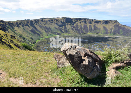 La roccia vulcanica simile al tipo utilizzato nei Moai nella parte anteriore del Rano Kau, un cratere vulcanico con un lago di acqua dolce, Isola di Pasqua Foto Stock