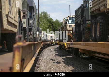 Sessanta-otto soldati dal New Jersey esercito nazionale Guard il cinquantesimo della brigata di fanteria combattere Team ha caricato più di 170 veicoli tattici su vagoni ferroviari a Morrisville cantiere in Morrisville, N.J., 2 maggio 2017. Un totale di 700 veicoli e rimorchi sono diretti a Fort Pickett, Virginia, per l'esercito Guardia Nazionale esportabile di combattere la capacità di formazione esercizio 17-01. Foto Stock