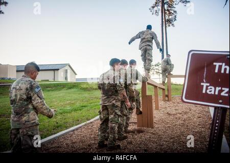 (FORT BENNING, Ga) - Una squadra di Scout si prepara a negoziare il Tarzan ostacolo durante il 2017 Gainey Cup Miglior squadra Scout la concorrenza prima di condurre la squadra lo Stress sparare il 2 maggio 2017, a Simpson gamma sulla principale Post. La biennale Gainey Cup concorrenza è progettato per identificare i più competenti e versatile squadra Scout nelle forze armate statunitensi e alleati di partnership attraverso un estremamente impegnativi contest centrata sulla ricognizione essenziali e le attività di protezione e delle competenze. Foto Stock