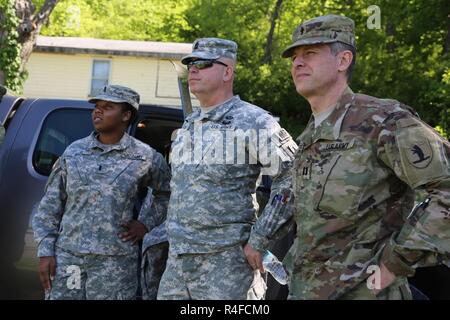 Esercito Nazionale guardie arrivano in alto crinale per valutare i danni al distretto 2 impianto di trattamento delle acque reflue di Maggio 2, 2017. Il cap. Joe Pence, il cappellano per la 205th MP Battaglione, Lt. Andrea Ellis di 3175th MP Company, e CSM Jonathan Pietra del 175MP Battaglione valutare le opzioni per aiuti alla alta cresta residenti colpite dalle acque di esondazione. Foto Stock