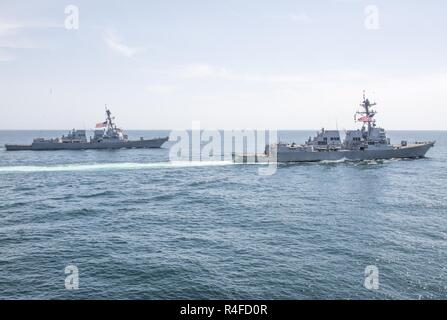 Oceano Pacifico (3 maggio 2017) Il Arleigh Burke-class guidato-missile cacciatorpediniere USS Wayne E. Meyer (DDG 108), destra, e USS Michael Murphy (DDG 112) transito Pacifico occidentale. Gli Stati Uniti Marina ha pattugliato il Indo-Asia-Pacifico di routine per più di 70 anni regionale di promozione della pace e della sicurezza. Foto Stock