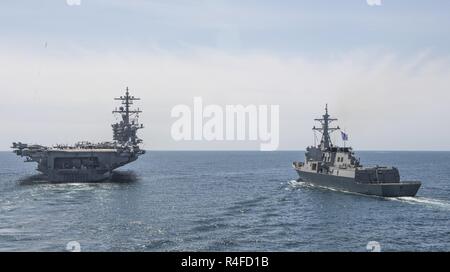 Oceano Pacifico (3 maggio 2017) La Nimitz-class portaerei USS Carl Vinson (CVN 70), a sinistra, e la Repubblica di Corea destroyer Yang Manchun (DDH 973) transito Pacifico occidentale. Gli Stati Uniti Marina ha pattugliato il Indo-Asia-Pacifico di routine per più di 70 anni regionale di promozione della pace e della sicurezza. Foto Stock