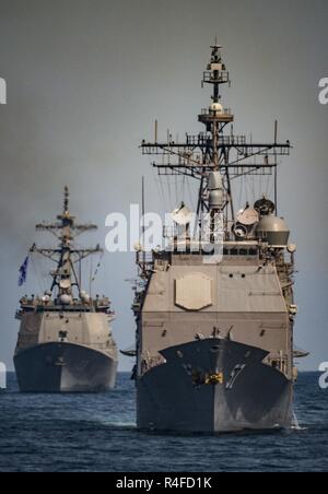 Oceano Pacifico (3 maggio 2017) Il Ticonderoga-class guidato-missili cruiser USS Lake Champlain (CG 57), destra, e della Repubblica di Corea destroyer Sejong il Grande (DDG 991) transito Pacifico occidentale. Gli Stati Uniti Marina ha pattugliato il Indo-Asia-Pacifico di routine per più di 70 anni regionale di promozione della pace e della sicurezza. Foto Stock