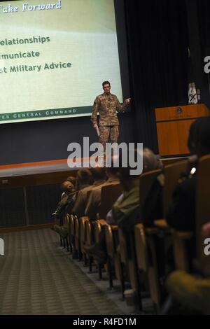 (2 maggio 2017) esercito gen. Giuseppe L. Votel, commander, U.S. Comando centrale (CENTCOM), fornisce U.S. Guerra navale studenti, docenti e facoltà con una panoramica del CENTCOM theatre durante una visita al collegio. Foto Stock