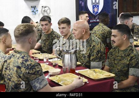 BASE COMUNE DI PEARL HARBOR-HICKAM (1 maggio 2017) il comandante, U.S. Marine Corps Forces Pacific, Lt. Gen. David H. Berger visite con Marines assegnato all'undicesimo Marine Expeditionary Unit (MEU) sul disordine dei ponti a bordo dell'assalto anfibio nave USS Makin Island (LHD 8). La Makin Island pronta anfibio Gruppo, con l'avviato undicesimo Marine Expeditionary Unit, si è recato in visita in Hawaii durante il loro transito di ritorno a San Diego dopo sette mesi di distribuzione per gli Stati Uniti 3rd, quinto e settimo aree della flotta di funzionamento. Foto Stock