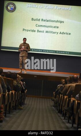 (2 maggio 2017) esercito gen. Giuseppe L. Votel, commander, U.S. Comando centrale (CENTCOM), fornisce U.S. Guerra navale studenti, docenti e facoltà con una panoramica del CENTCOM theatre durante una visita al collegio. Foto Stock