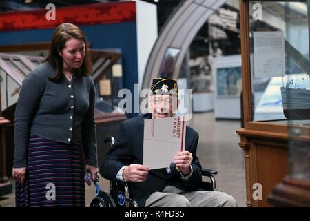 WASHINGTON (2 maggio 2017) Thurman E. Scott Suor, un veterano della II Guerra Mondiale e la guerra di Corea, mostra Jennifer Marland ha, curatore presso il museo nazionale degli Stati Uniti Navy, una fotografia di uno dei suoi fratelli che servito in Marina durante la Seconda Guerra Mondiale. Scott e quattro dei suoi fratelli è servito nella Marina Militare mentre il suo quinto fratello servita negli Stati Uniti Army Air Corps. Foto Stock