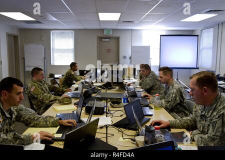 Un gruppo di Stati Uniti La riserva di esercito e Guardia Nazionale cyber soldati lavorano insieme per difendere la loro rete durante il Cyber scudo 17 a Camp Williams, Utah, 2 maggio 2017. Cyber Shield è una guardia nazionale esercizio, in cooperazione con gli Stati Uniti La riserva di esercito, che fornisce dei soldati, avieri e civili provenienti da oltre 44 Stati e territori l'opportunità di mettere alla prova le loro abilità in risposta a cyber-incidenti in un multi-servizio di ambiente. Foto Stock