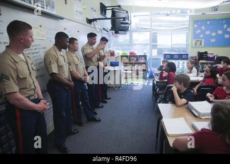 Un parco, Fla. -- Lancia Cpl. Erik Ramirez, la quarta da sinistra risponde alle domande circa il Marine Corps durante la visita di Maria Aiuto dei Cristiani scuola cattolica nel parco, Fla., 3 maggio 2017. Marines con 3° Battaglione, 2° Reggimento marino ha visitato le scuole come parte delle relazioni comunitarie sforzi durante la ventisettesima edizione della Settimana della flotta Port Everglades. Ramirez è un anti-serbatoio missileman con 3/2. Foto Stock