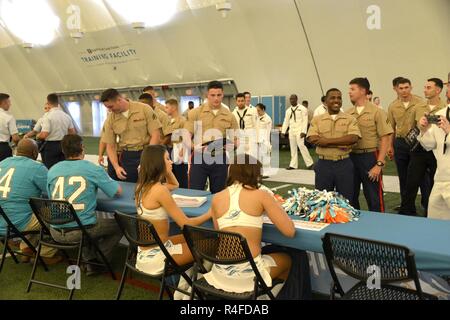 DAVIE, Fla. -- Marines, marinai e la costa guardie visita il Dolphings Training Camp in Davie, Fla., 3 maggio 2017. Essi sono stati invitati a fare un giro della struttura come parte della ventisettesima edizione della Settimana della flotta Port Everglades. Più di 1.500 membri del servizio partecipano alla Settimana della flotta. Foto Stock