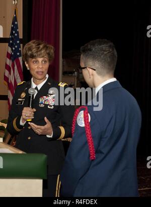 .S. Esercito Lt. Gen. Nadja West, U.S. Esercito chirurgo generale e comandante, U.S. Army Medical Command, risponde a una domanda da Brentwood High School e del sophomore Air Force ROTC Junior Cadet Ahmad Perez presso una scuola evento nella frazione di Brentwood, Islip, New York, 2 maggio 2017. Ad ovest è stato invitato a parlare alla scuola dopo Perez ha inviato un messaggio di posta elettronica che desiderano saperne di più su una carriera nel campo della medicina. Foto Stock