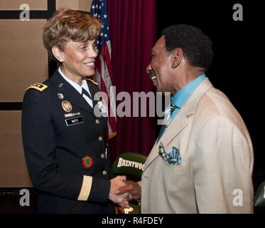 Stati Uniti Esercito Lt. Gen. Nadja West, U.S. Esercito chirurgo generale e comandante, U.S. Army Medical Command, scuote la mano del dottor Levi mcintyre, sovrintendente delle scuole, Brentwood Unione Libera Scuola di quartiere, in corrispondenza di un evento scolastico nella frazione di Brentwood, Islip, New York, 2 maggio 2017. Ad ovest è stato invitato a parlare a Brentwood High School dopo studente Ahmad Perez ha raggiunto la sua cercando di imparare più circa la professione di medico campo. Foto Stock