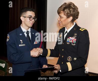 Stati Uniti Esercito Lt. Gen. Nadja West, U.S. Esercito chirurgo generale e comandante, U.S. Army Medical Command, presenta un certificato di eccellenza a Brentwood High School e del sophomore Air Force ROTC Junior Cadet Ahmad Perez presso una scuola evento nella frazione di Brentwood, Islip, New York, 2 maggio 2017. Ad ovest è stato invitato a parlare alla scuola dopo Perez ha inviato un messaggio di posta elettronica che desiderano saperne di più su una carriera nel campo della medicina. Foto Stock
