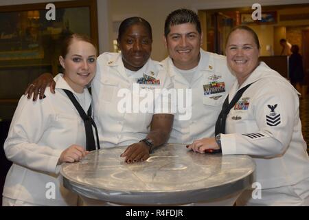 FORT LAUDERDALE, Fla -- marinai di sospendere la loro discussione per scattare una foto di gruppo durante un omaggio alle donne nell'evento militare a Lauderdale Yacht Club a Fort Lauderdale, Florida, il 4 maggio 2017. L evento è stato parte della ventisettesima edizione della Settimana della flotta Port Everglades e è stato sponsorizzato da Totale Marine Solutions Inc. Vice Ammiraglio Jan Tighe, vice capo della Naval opertions per informazioni guerra e direttore di Intelligence navale ha parlato all'evento. Foto Stock