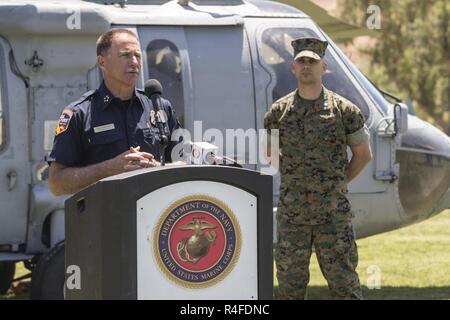 Il capo di Ken Pimlott, con CAL FIRE, indirizzi il pubblico durante il 2017 Wildland esercitazione antincendio (WLFFEX) presso il lago O'Neill su Camp Pendleton, California, 4 maggio 2017. WLFFEX è un annuale evento di formazione per esercitare la lotta antincendio sforzi da parte di aerei e di terra da assests Marine Corps impianti - West, Marine Corps base Camp Pendleton, 3 aeromobili Marina Wing, Navy Regione Sud Ovest, terza flotta, CAL FUOCO e San Diego County Sheriff's Department. Foto Stock