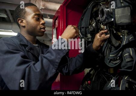 Golfo Arabico (3 maggio 2017) Danni Controlman Fireman William Heath esegue le operazioni di manutenzione su apparecchio autorespiratore ad aria compressa (SCBA) bottiglie a bordo della portaerei USS George H.W. Bussola (CVN 77) (GHWB). GHWB è distribuito negli Stati Uniti Quinta Flotta area di operazioni a sostegno della sicurezza marittima operazioni destinate a rassicurare gli alleati e partner e preservare la libertà di navigazione e il libero flusso di commercio nella regione. Foto Stock