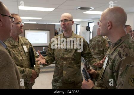 Lt. Col. Brad Rhodes, comandante della Cyber Team di protezione 174, con l'esercito di Colorado National Guard conversa con illustri visitatori dal Wisconsin durante il Cyber scudo 17 a Camp Williams, Utah, 3 maggio 2017. Cyber Shield è una guardia nazionale esercizio inteso a valutare i soldati, aviatori e personale civile su dei piani di risposta ai cyber incidenti verificatisi dal 24 aprile al 5 maggio 2017 presso il Camp Williams, Utah. (Wisconsin esercito nazionale Guard Foto Stock