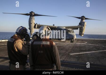 Oceano Pacifico - Marines con il combattimento cargo in attesa di approvazione per iniziare lo scarico di apparecchiature e materiali di consumo da un MV-22B Osprey per i manutentori di aeromobili a bordo della USS San Diego (LPD-22) durante la formazione composita dell'Unità Esercizio 2 Maggio, 2017. COMPTUEX è il quindicesimo Marine Expeditionary Unit della seconda delle tre in mare esercizi pensati per perfezionare la missione-le aree critiche e a continuare a costruire il legame del team blu-verde come Marines e marinai lavorano in stretta collaborazione. L'America anfibio gruppo pronto e il quindicesimo MEU costituiscono una forza formidabile, che fornisce un insieme robusto di mare-le funzionalità di base per la Foto Stock