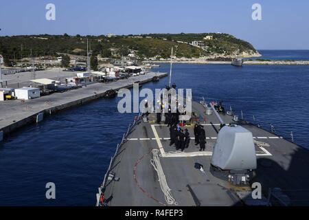 SOUDA BAY, Grecia (3 maggio 2017) Il Arleigh Burke-class guidato-missile destroyer USS Oscar Austin (DDG 79) si diparte Souda Bay, Grecia, dopo una porta programmata visita. La nave è in una routine di distribuzione negli Stati Uniti di supporto gli interessi di sicurezza nazionali in Europa e teatro aumentando la cooperazione in materia di sicurezza e di avanzamento presenza navale negli Stati Uniti Sesta flotta area di operazioni. Foto Stock