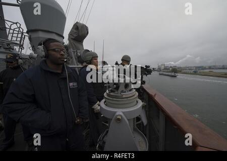 AMSTERDAM (3 maggio 2017) - i marinai a bordo del Arleigh Burke-class guidato-missile destroyer USS Carney (DDG 64) vigilare sul ponte ala pur uscire Amsterdam dopo una porta programmata visita il 3 maggio 2017. Carney, distribuita a Rota, Spagna, sta conducendo la sua pattuglia di terzi negli Stati Uniti Sesta flotta area di operazioni a sostegno degli Stati Uniti per gli interessi di sicurezza nazionali in Europa. Foto Stock