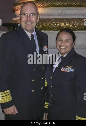 WASHINGTON (4 maggio 2017) -- Vice Adm. Forrest Faison, Navy chirurgo generale, a sinistra in posa per una foto con il Tenente La Cmdr. Tatana Olson, eroi della Medicina Militare (HMM) Award 2017 destinatario durante un ricevimento all'Andrew W. Mellon Auditorium di Washington, D.C. HMM Awards premiano eccezionali contributi di individui che si sono distinte attraverso l'eccellenza e disinteressata dedizione ad avanzare la medicina militare. Foto Stock