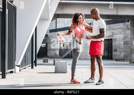 Felice allegro giovane di sostenere il suo amico Foto Stock