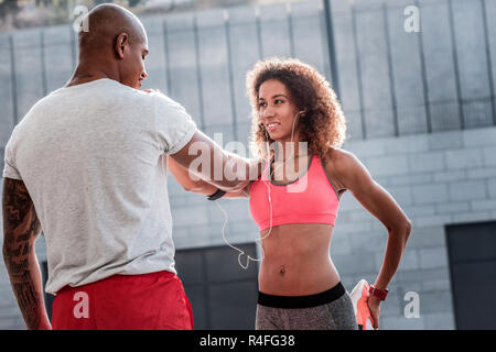 Bella donna attraente cercando di mantenere l'equilibrio Foto Stock